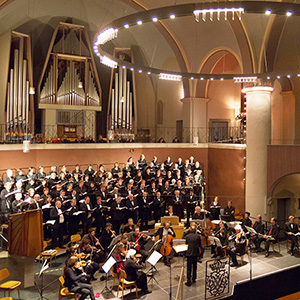 Chor und Orchester während einer Aufführung